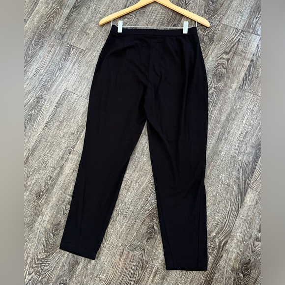 Eileen Fisher stretchable Black Pants in Size XS
RN78121 CA 34460 - Picture 4 of 6
